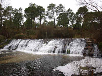 Cayendo-el-agua-por-la-pesquera.jpg (150478 bytes)