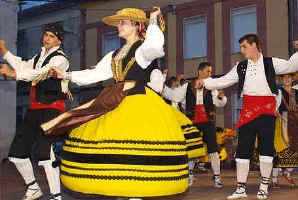 Folclore extremeo y castellano y leons en el Festival del Ajo
