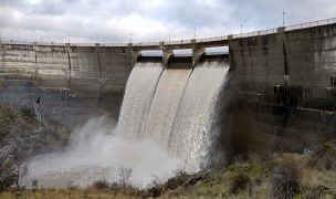 El embalse del Pontn desaguando en Palazuelos de Eresma