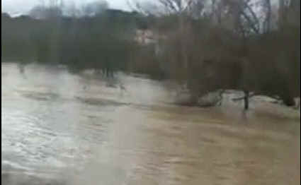 LAS LLUVIAS DE LOS LTIMOS DIAS HACE SE DESBORDE EL CEGA EN LA ZONA DE LA MINGUELA