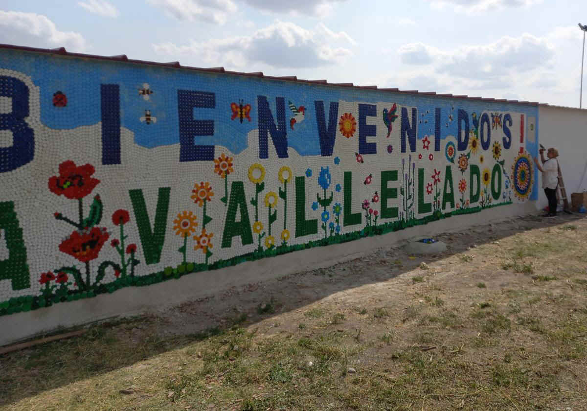 Pili Carmona Aceves realiza los ltimos remates en el mural.